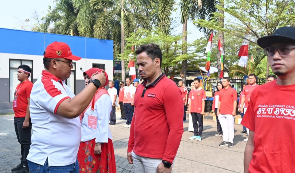 KEPALA KSOP UTAMA TANJUNG PRIOK M.TAKWIM MASUKU sedang memberikan arahan kepada peserta lomba