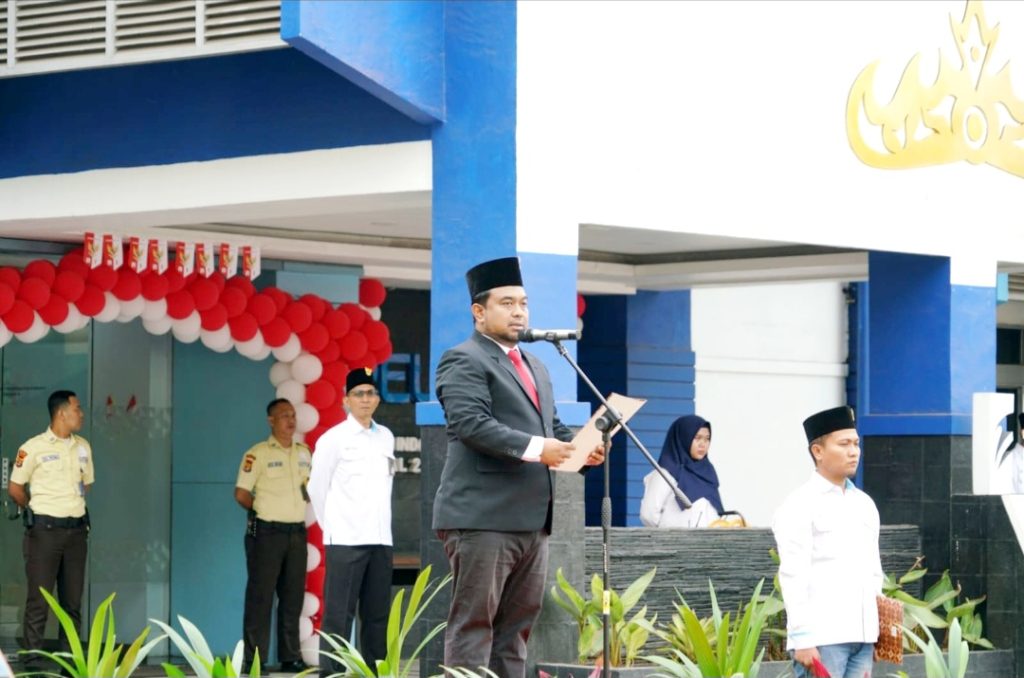 Imam Rahmiyadi GM Regional 2 Panjang membacakan tek Proklamasi Kemerdekaan dan sebagai pembina upacar