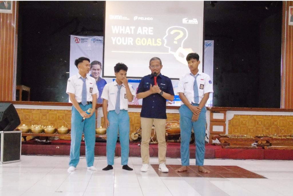 GM TPK Koja Ali Mulyono ditengah diantara Siswa Siswi SMA 1 Jepara