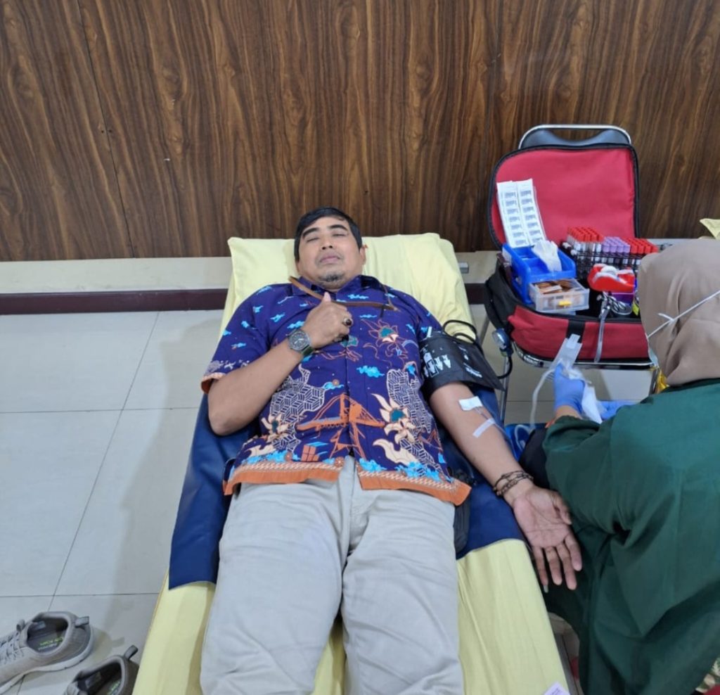 Salah satu karyawan pendonor darah Supriadi