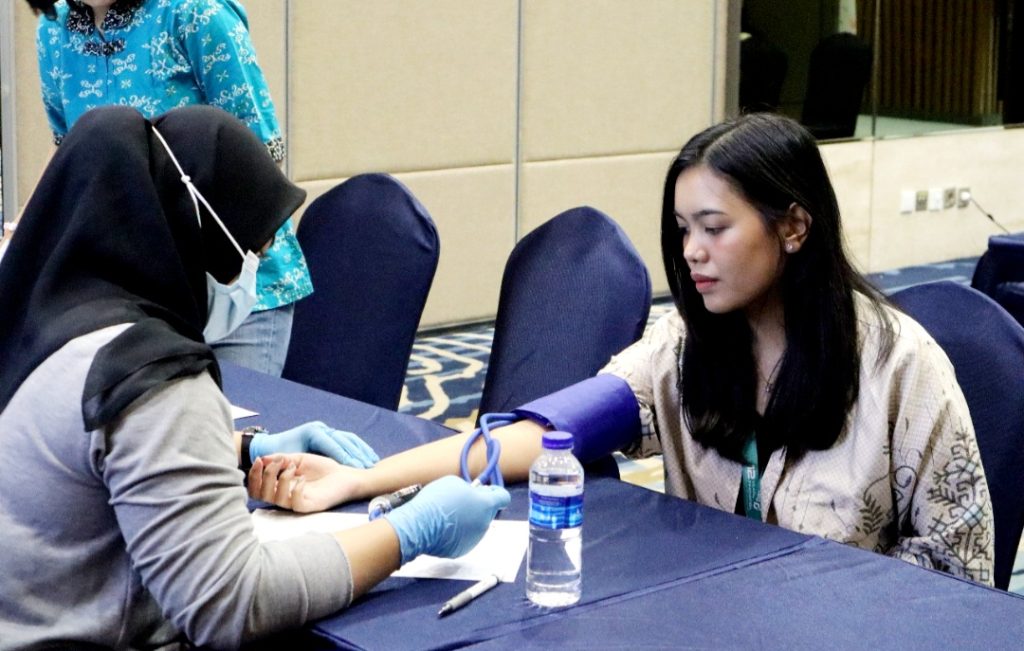 Foto:Tim Medis Sedang Memeriksa Kesehatan Pendonor Darah 