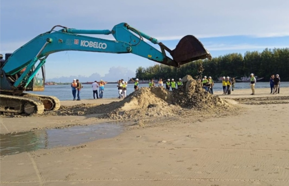 Alat Berat Milik PT SPU Sedang Menggali Sedimen Penyebab Terjadinya Pendangkalan  Alur Pelabuhan Pulau Baai Bengkulu