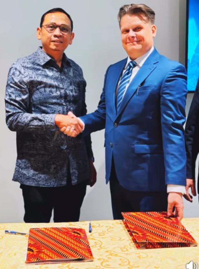 Dirut PT JPPI Budi Pratomo (kanan) dan Presdir PT MAN Energy Solutions Indonesia Jesper Flecks Gram (kiri)