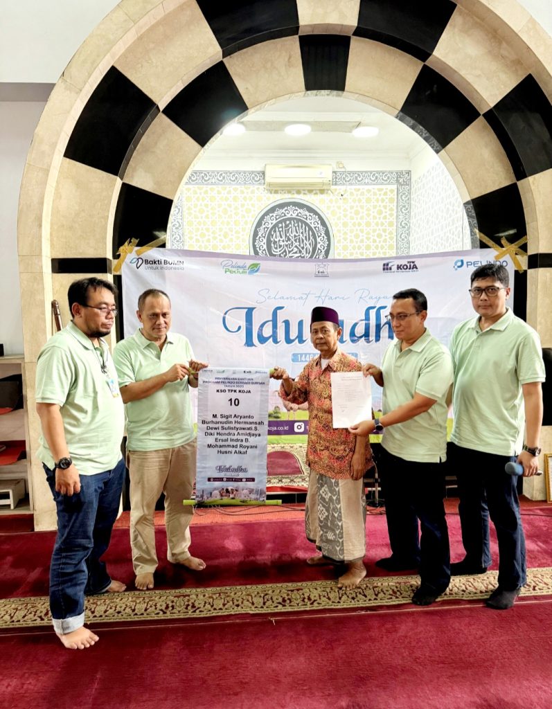 Wiluyo Karyanto DGM SDM Dan Administrasi TPK Koja Bersama Penerima Sapi Kurban