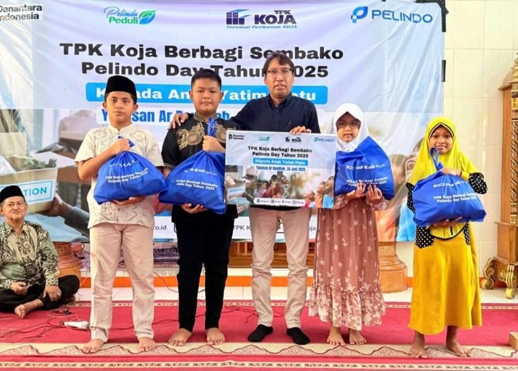 Sekretaris Perusahaan TPK Koja Paulus Cahyandaru Bersama Anak Anak Yatim Piatu Ar Raudhah