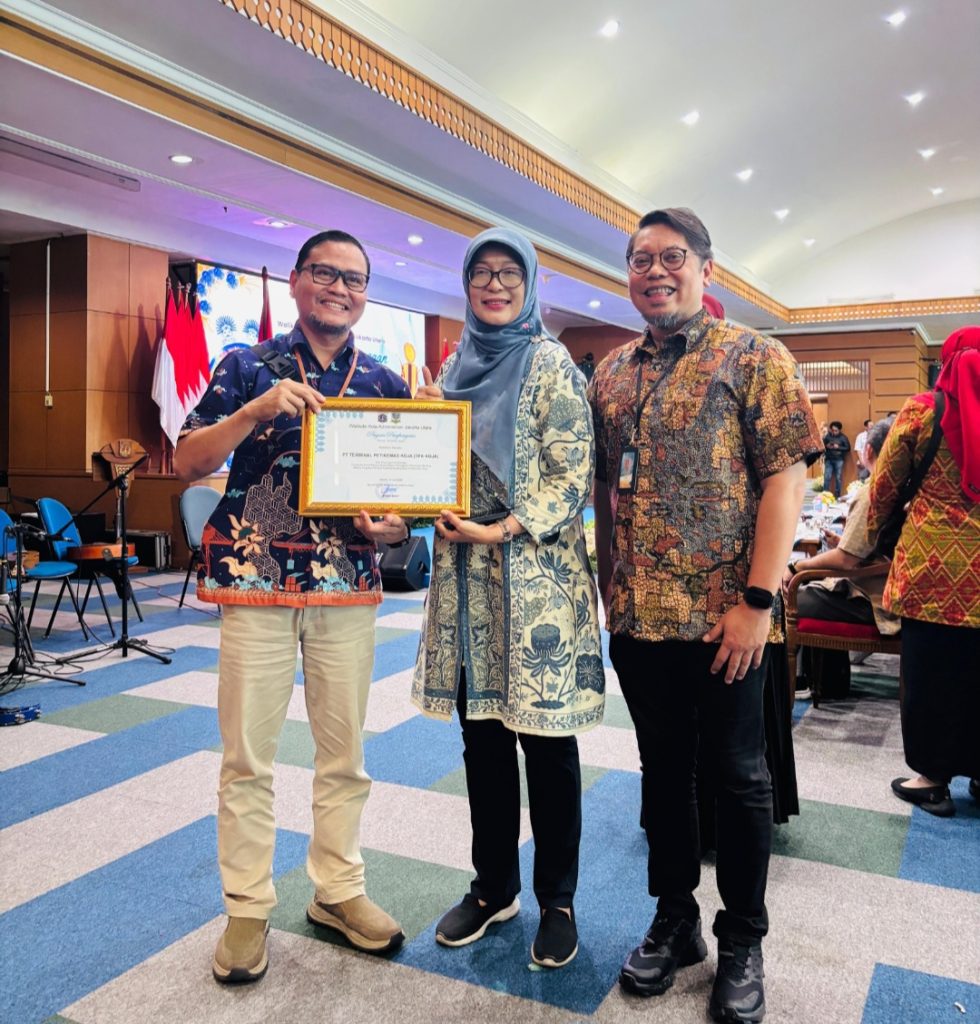 Tim Humas TPK Koja (kanan) Izul Haramain Dan (Kiri) Harley Penetima Piagam Penghargaan 