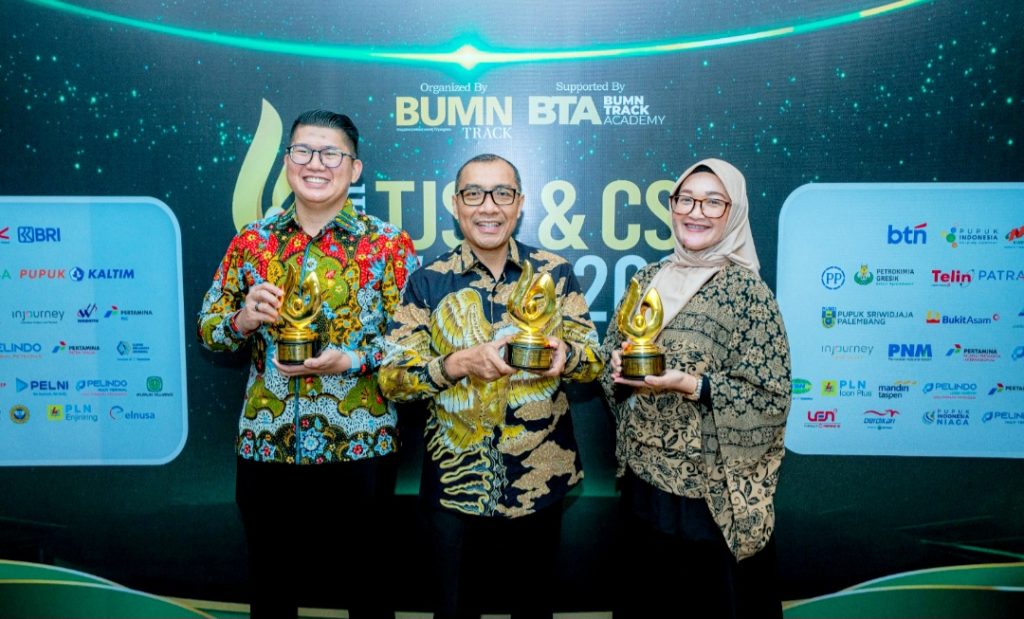 Sugeng Mulyadi (Tengah) Dirut Didamping Endah Dsn Ilham Sekretaris Perusahaan IPCC
