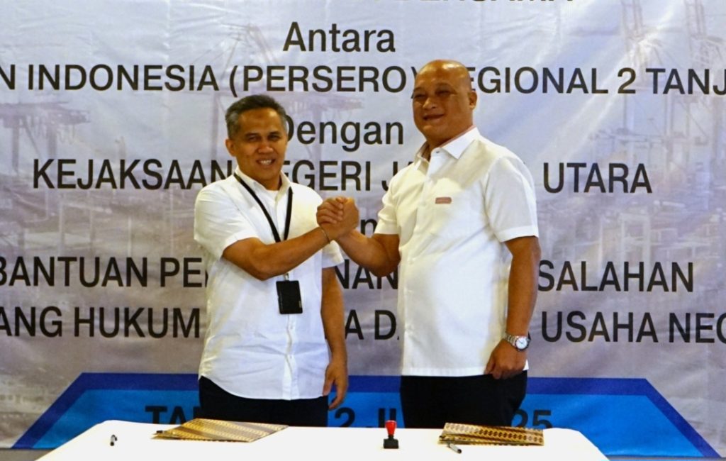 EGM Pelindo Regional 2 Tanjung Priok Yandri Trisaputra (kanan) dan Pejabat Kejari Jakarta Utara (kiri)