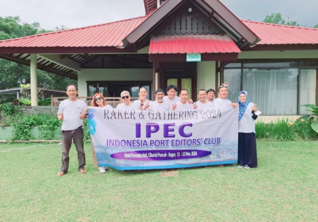 Team Anggota Indonesia Port Editors Club (IPEC) Wisma Anggrek Permatahati Puncak