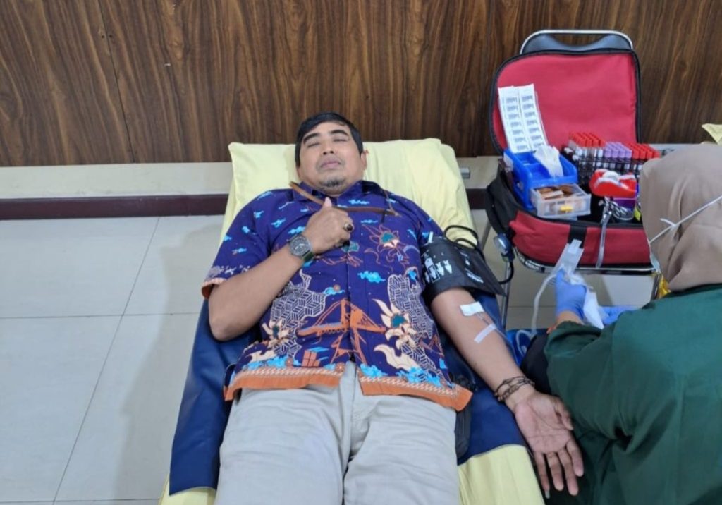 Salah satu karyawan pendonor darah Supriadi