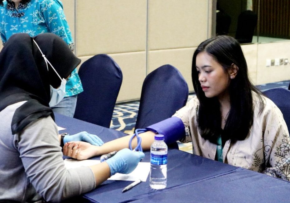 Foto:Tim Medis Sedang Memeriksa Kesehatan Pendonor Darah 