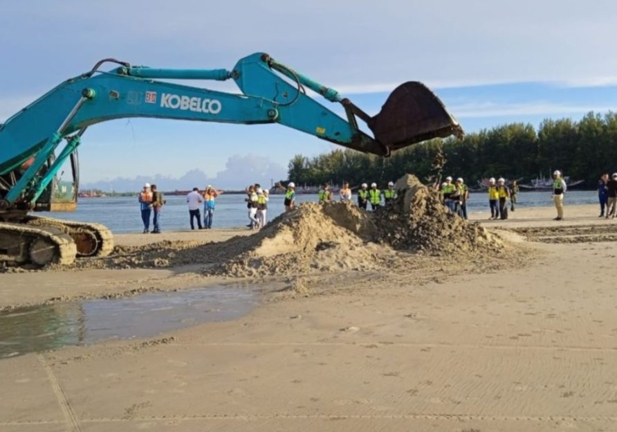 Alat Berat Milik PT SPU Sedang Menggali Sedimen Penyebab Terjadinya Pendangkalan  Alur Pelabuhan Pulau Baai Bengkulu
