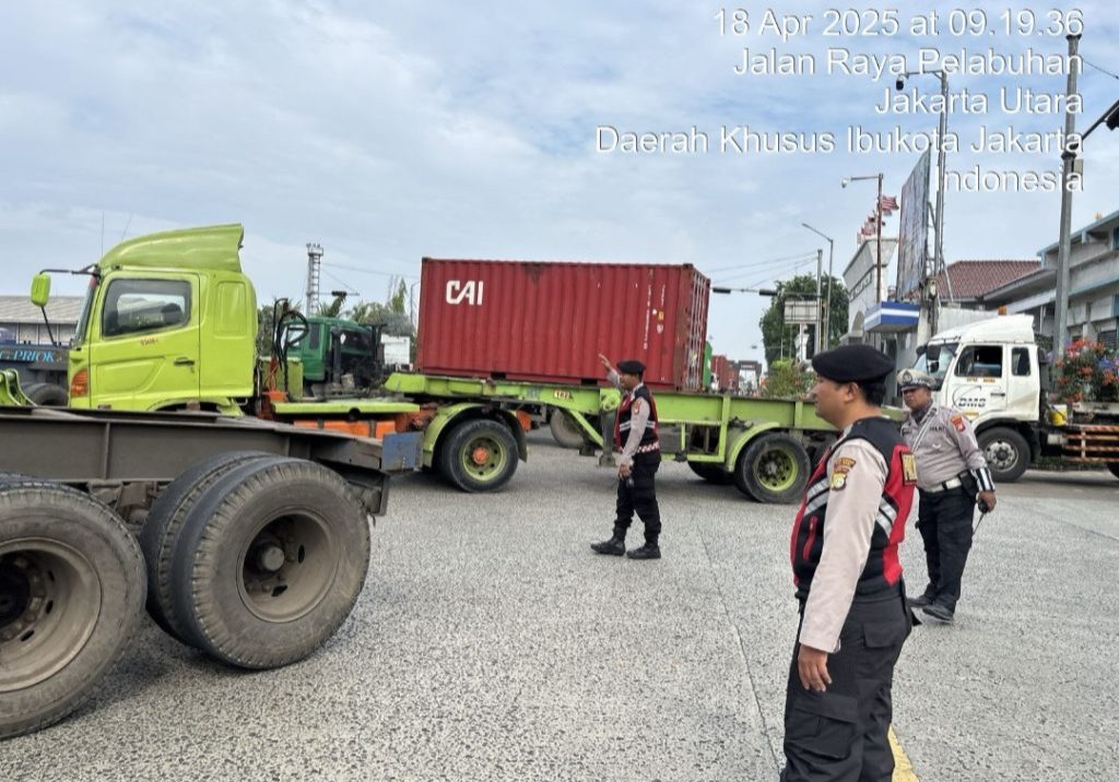 Polisi Polres Pelabuhan Tanjung Priok Urai Kemacetan di area Pelabuhan