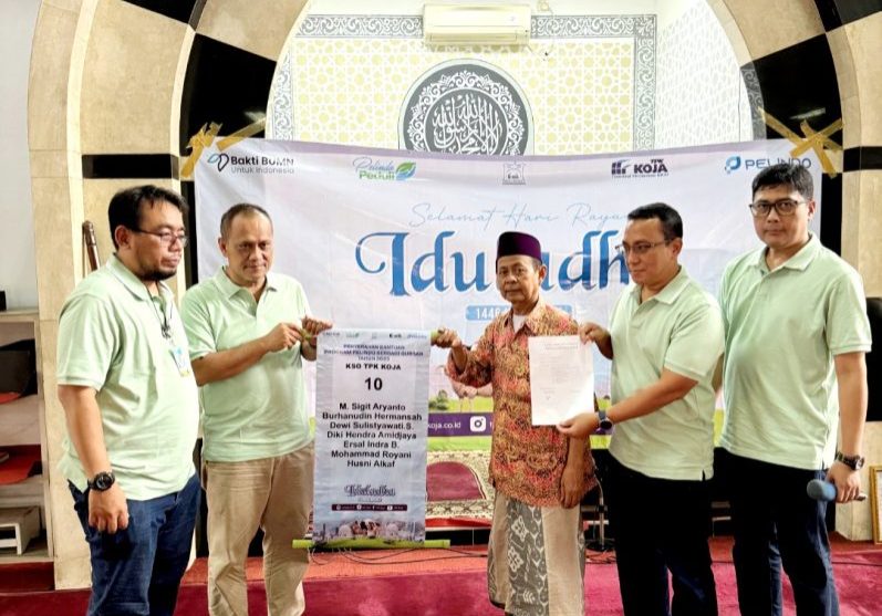 Wiluyo Karyanto DGM SDM Dan Administrasi TPK Koja Bersama Penerima Sapi Kurban